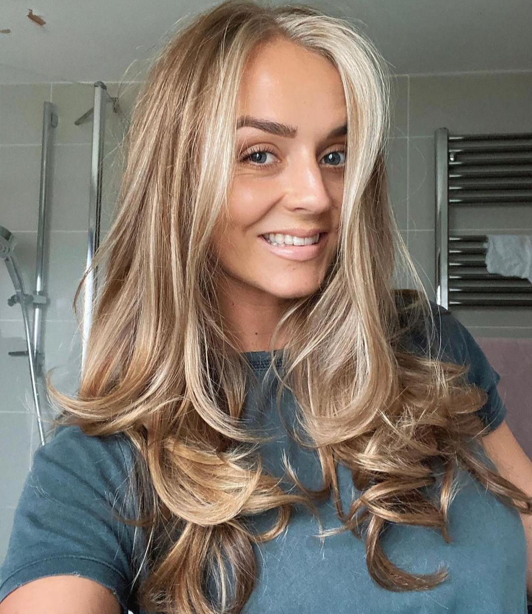 Dirty-blonde hair with face framing highlights