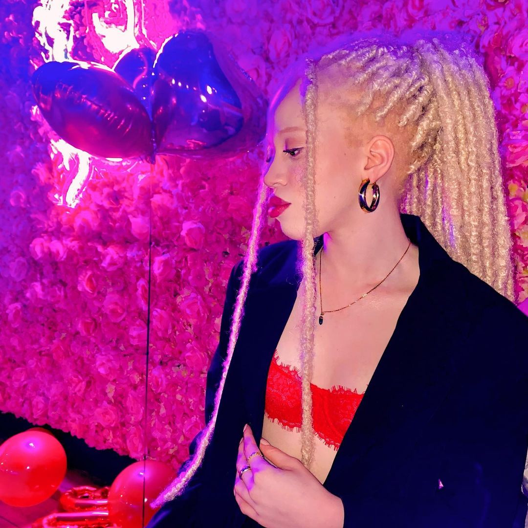 High ponytail and long strands